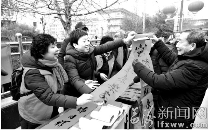 臨汾市老齡志愿者公益協(xié)會(huì)開展“迎新春義務(wù)寫春聯(lián)送福進(jìn)萬家”活動(dòng)