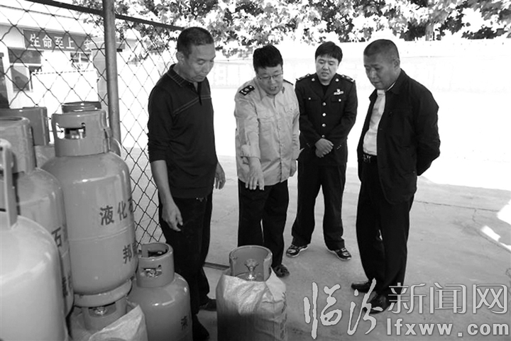 翼城縣工商質(zhì)監(jiān)局對(duì)全縣氣瓶充裝站開(kāi)展突擊檢查
