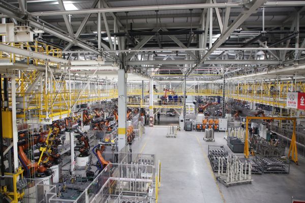 北汽株洲基地二工廠焊裝車間林立的機(jī)器人。