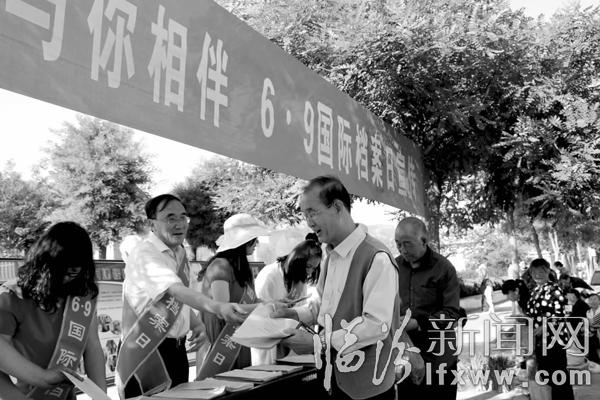 鄉(xiāng)寧縣檔案局發(fā)放宣傳資料