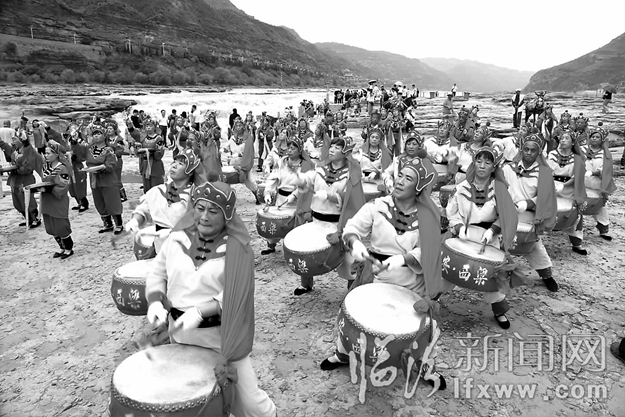 洪洞:威風(fēng)鑼 震撼壺口岸畔